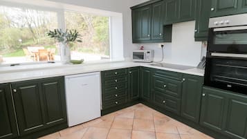 Fridge, dishwasher, cookware/dishes/utensils