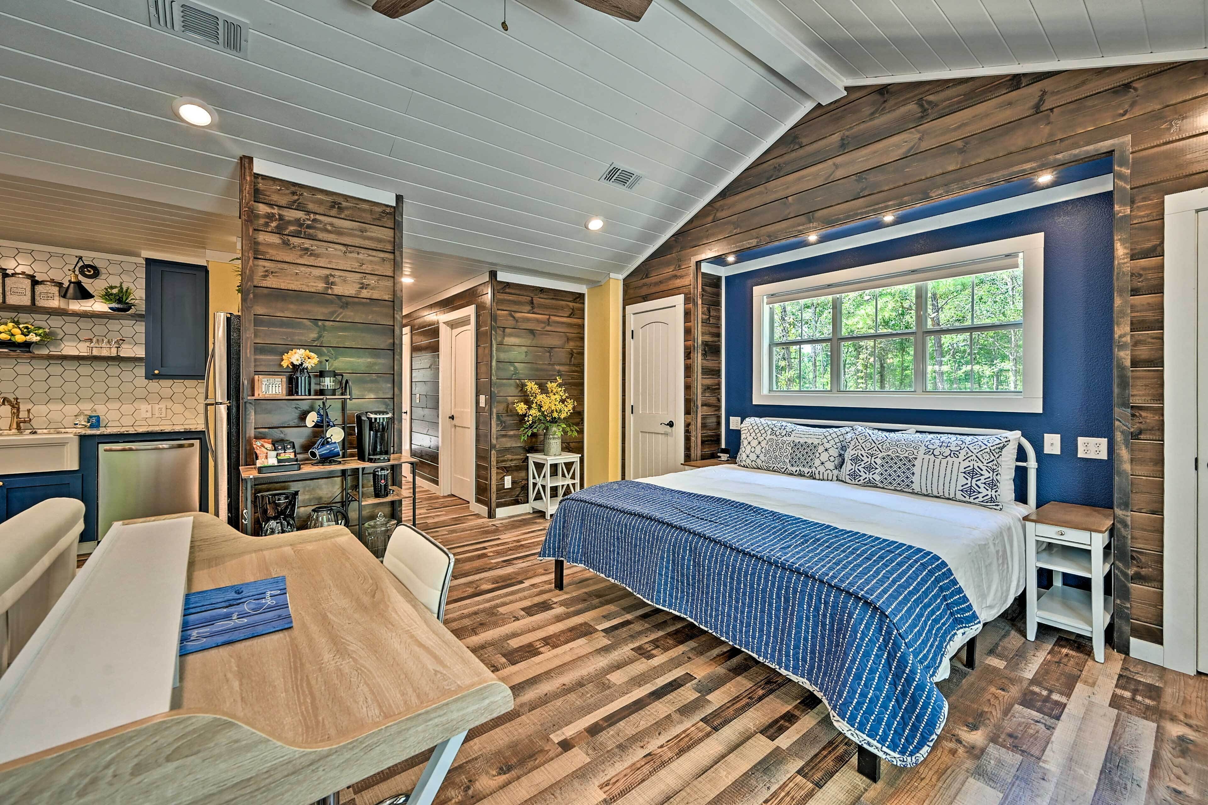 Modern Studio Cabin With Fire Pit, Deck, & Bbq!