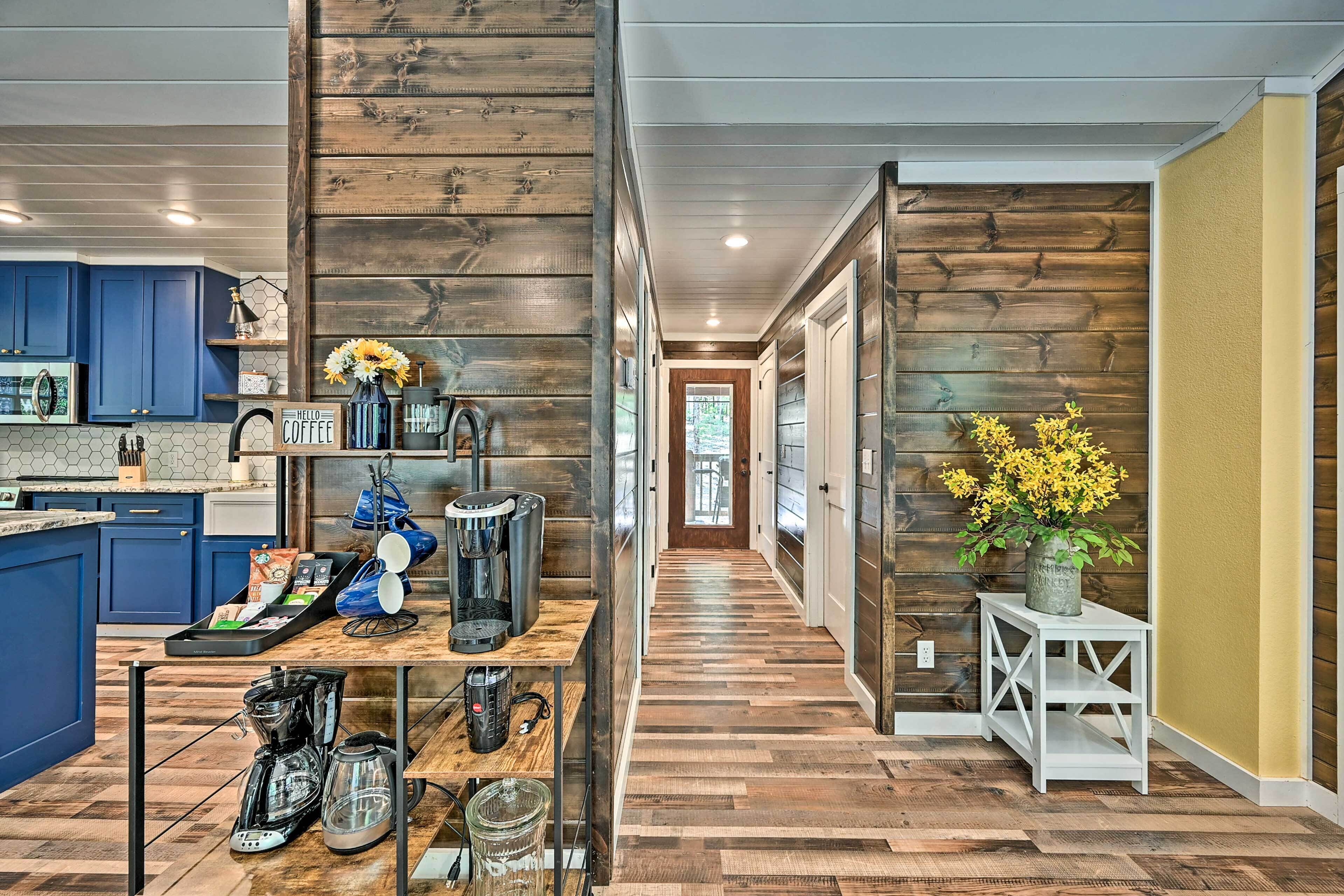 Modern Studio Cabin With Fire Pit, Deck, & Bbq!