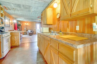 Secluded Everton Retreat w/ Ozark Mountain Views!