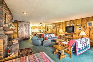 Apartment (0 Bedroom) | Interior - Rustic-chic Lake Glen Studio: 4 Mi to Beach! (Glen Arbor)