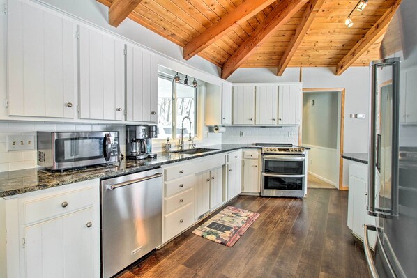 House (5 Bedrooms) | Interior