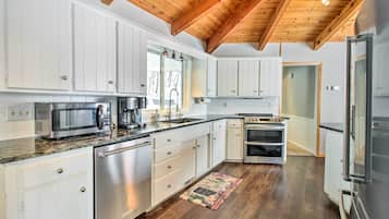 House (5 Bedrooms) | Interior