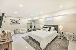 Apartemen (0 Bedroom) | Ruang kerja ramah laptop dan setrika/meja setrika