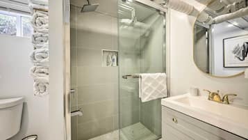 Apartment (0 Bedroom) | Bathroom | Shower