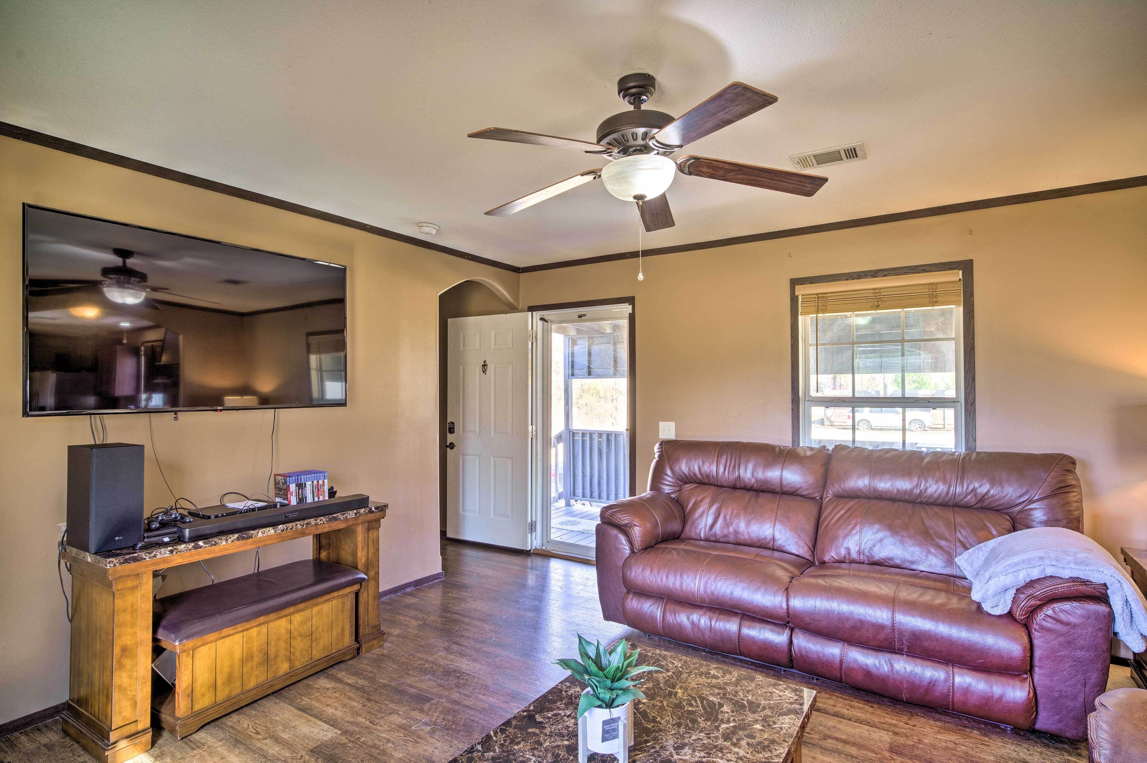 Warm + Inviting Denham Springs Home w/ Deck!