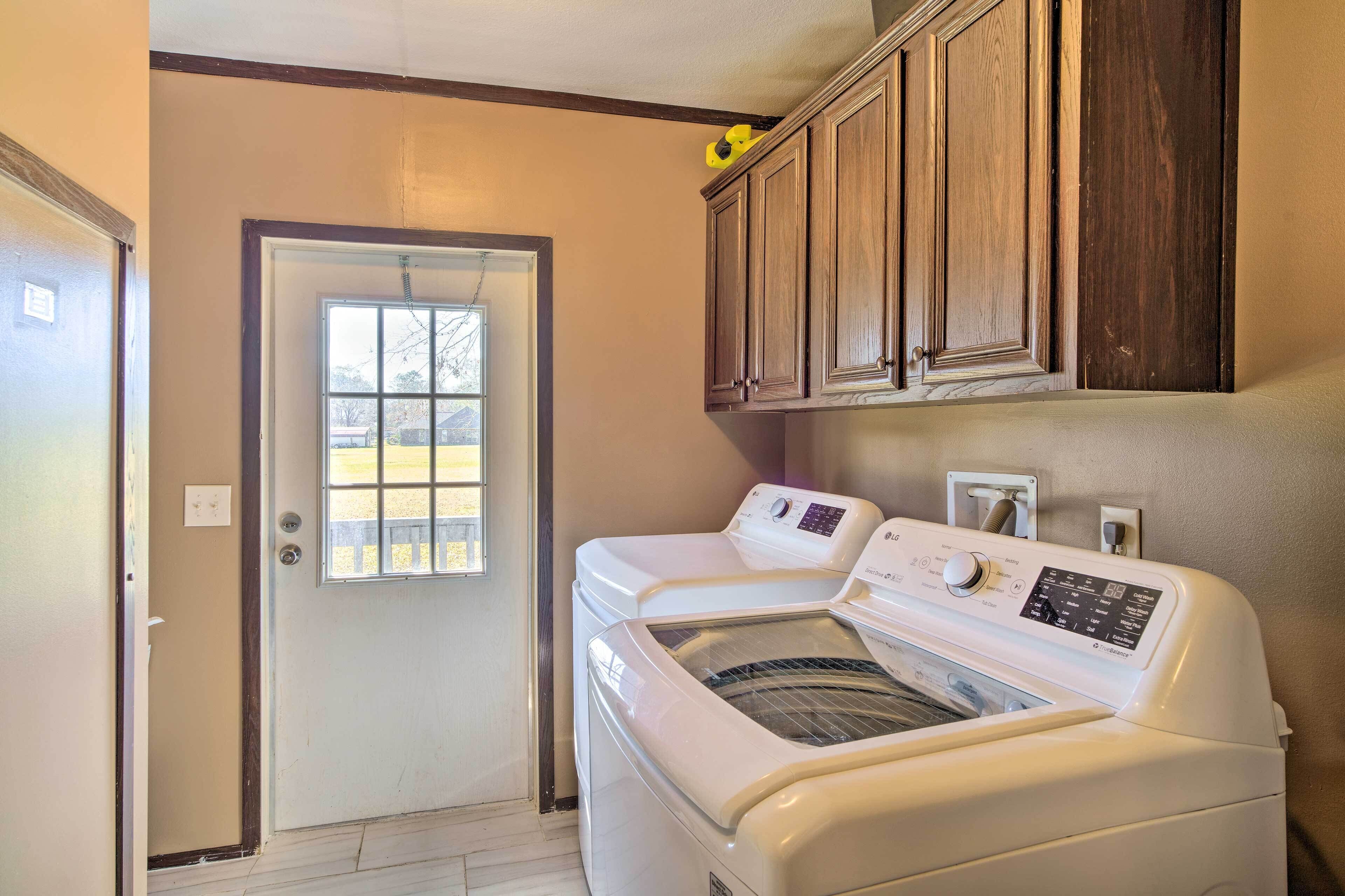 Warm + Inviting Denham Springs Home w/ Deck!