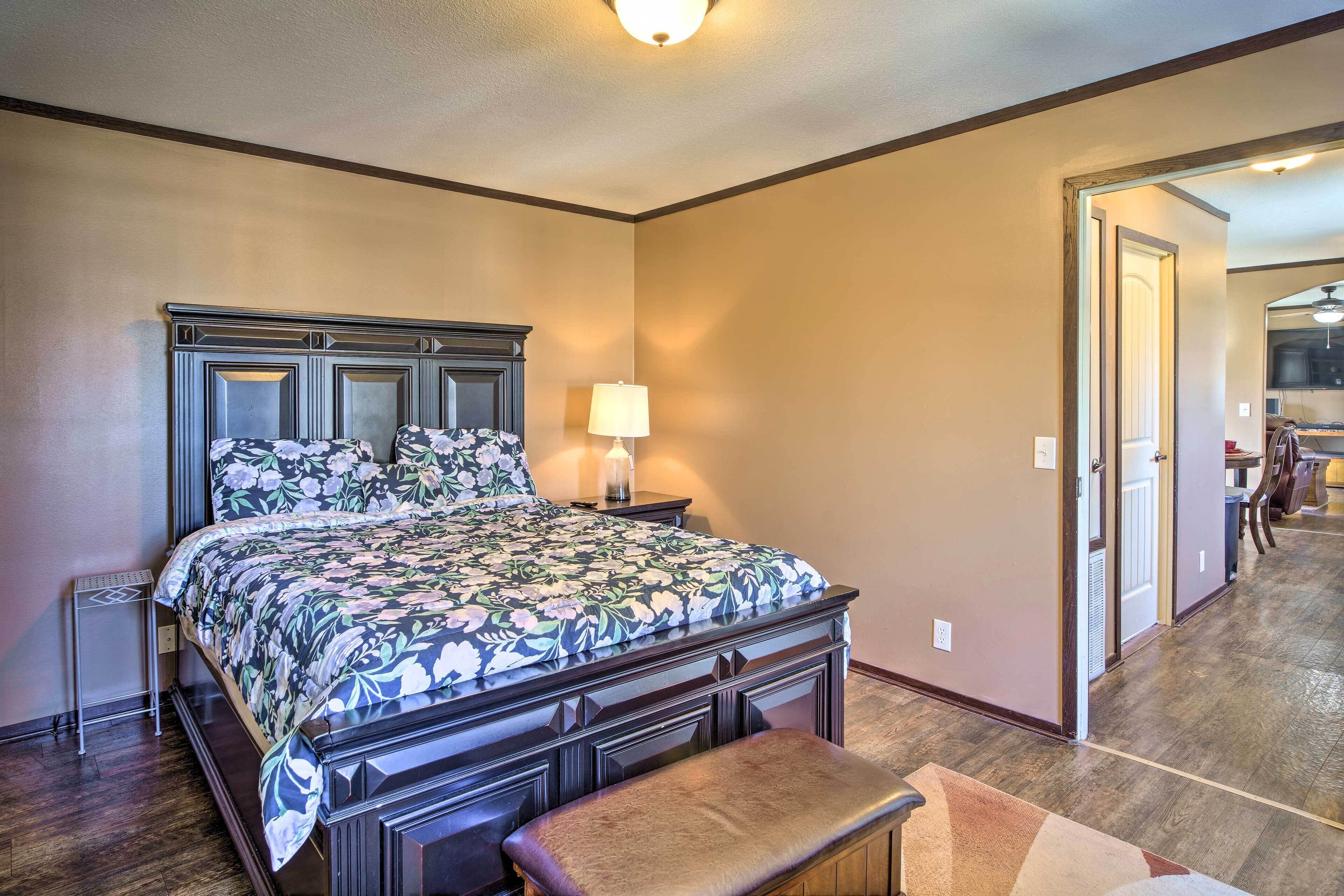 Warm + Inviting Denham Springs Home w/ Deck!