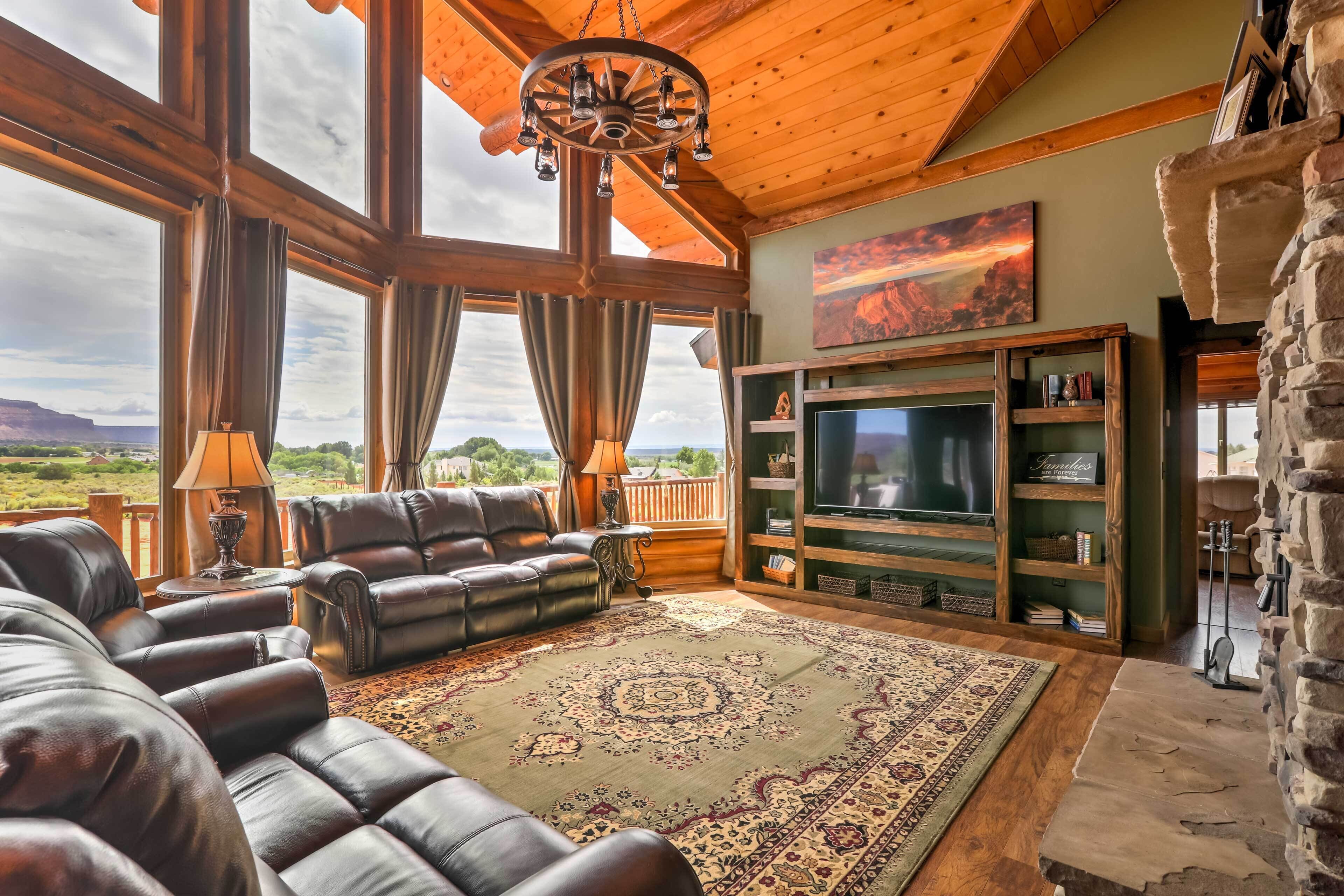 Dreamy Kanab Cabin w/ Hot Tub & Panoramic Views!