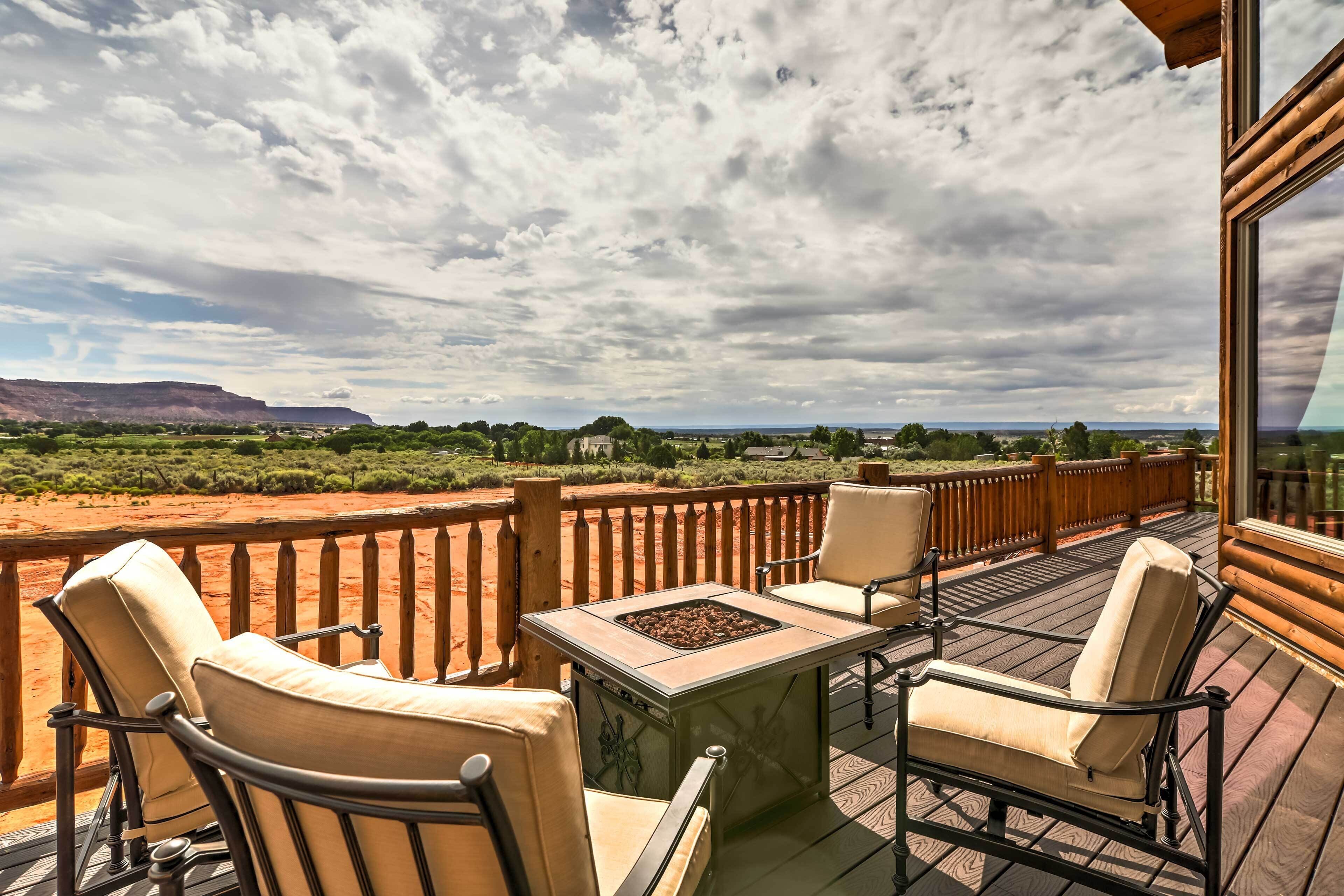 Dreamy Kanab Cabin w/ Hot Tub & Panoramic Views!