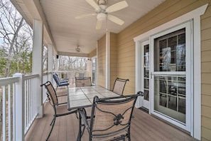 Outdoor dining - New! Conveniently Located Branson Getaway w/ Pool! (Branson)