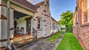 Un bâtiment à deux étages doté d’un porche abrité, d’une façade en briques et d’une pelouse bien entretenue.