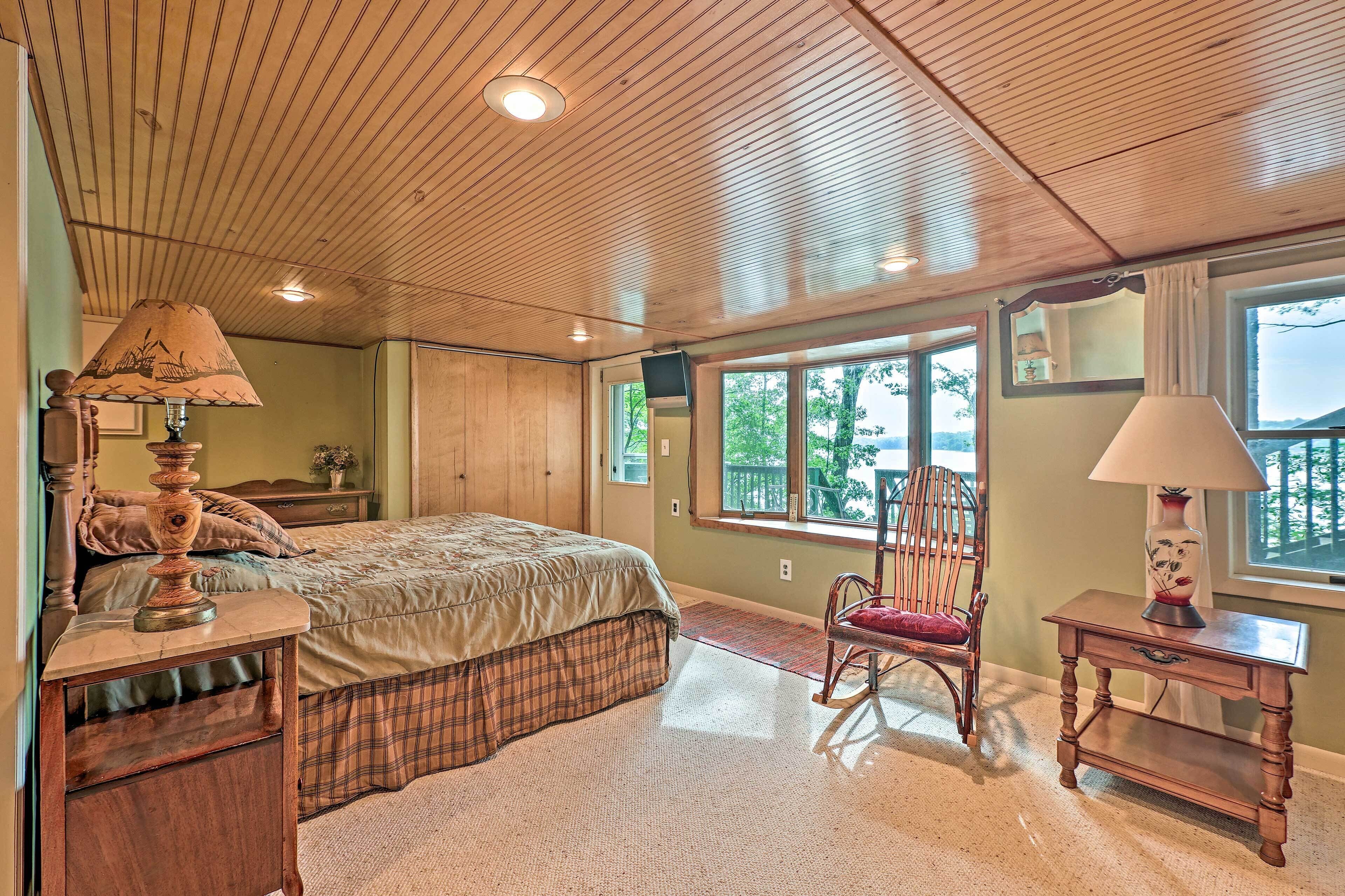 Le Roy Lakefront Retreat w/ Dock + Kayaks!