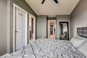 Apartment (2 Bedrooms) | Interior - Walk to Local Shops & Eats! Quaint Issaquah Home (Issaquah)