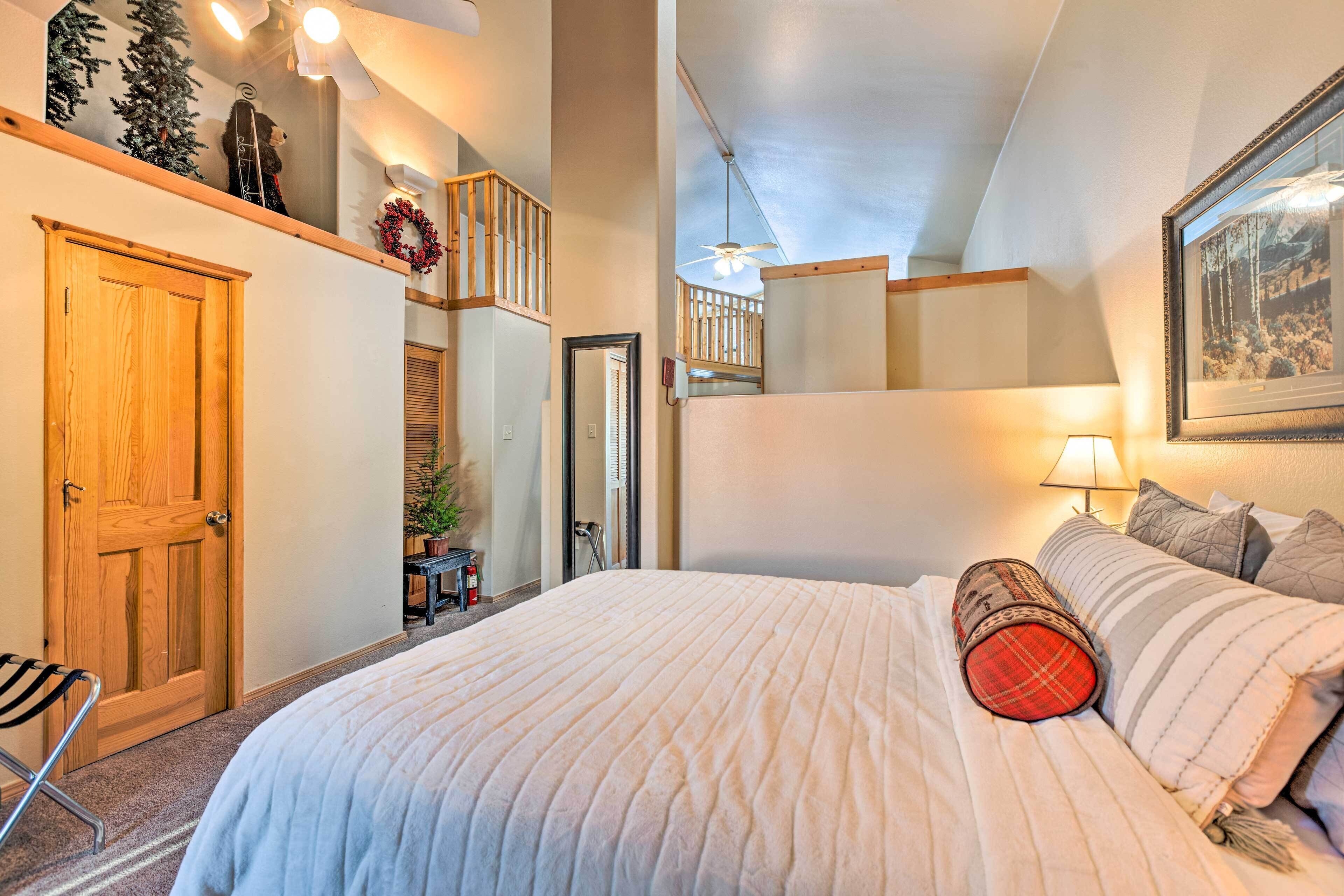 Stunning Red River Retreat Next to Ski Lift!