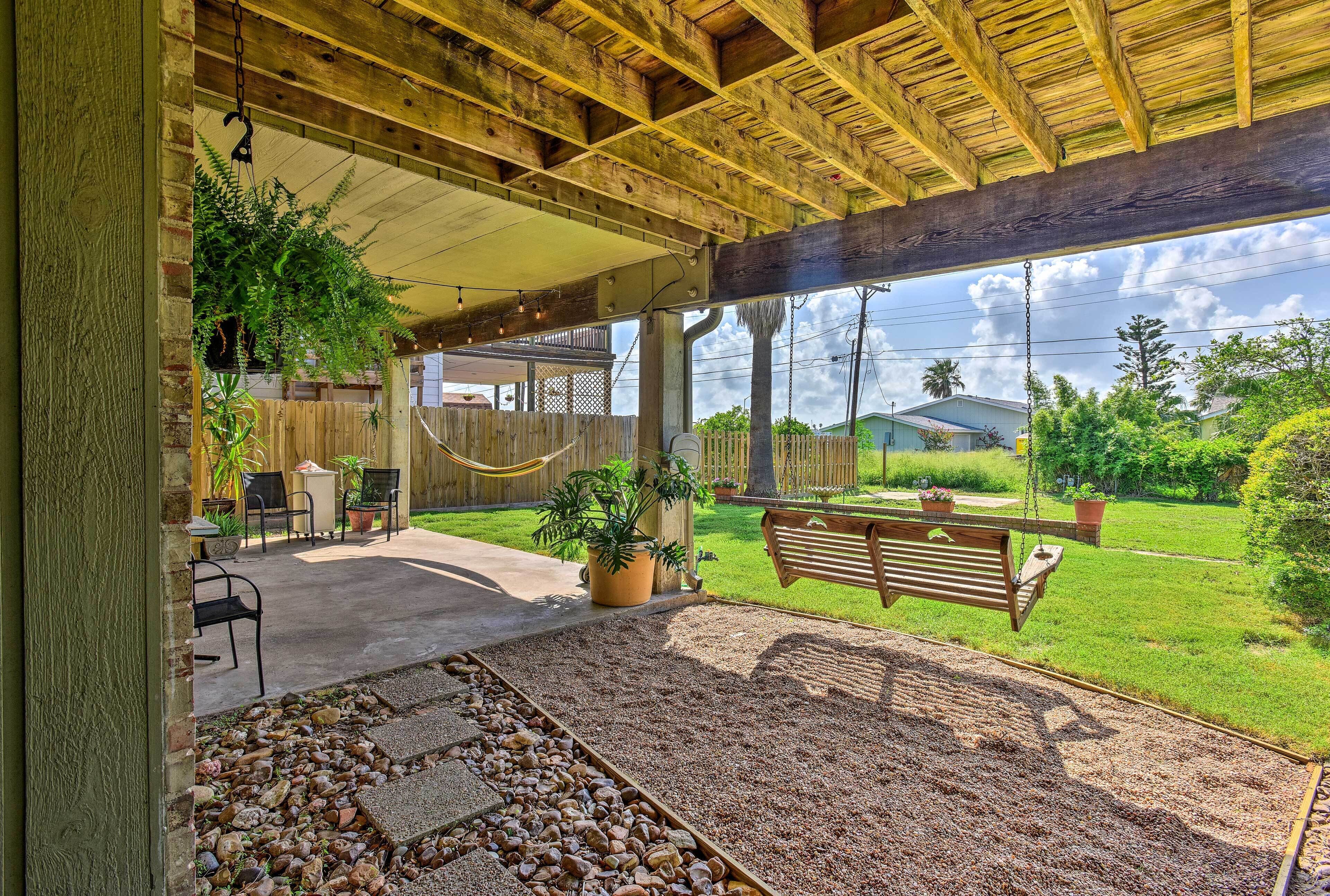 Seaside Bliss: Rockport Retreat w/ Patio & Grill