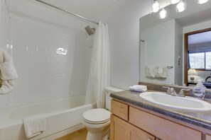 Ein Badezimmer mit Badewanne, Toilette und Waschbecken.