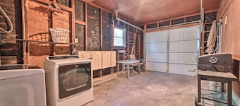 Yard w/ BBQ Pit: Getaway Near Dtwn Temple!