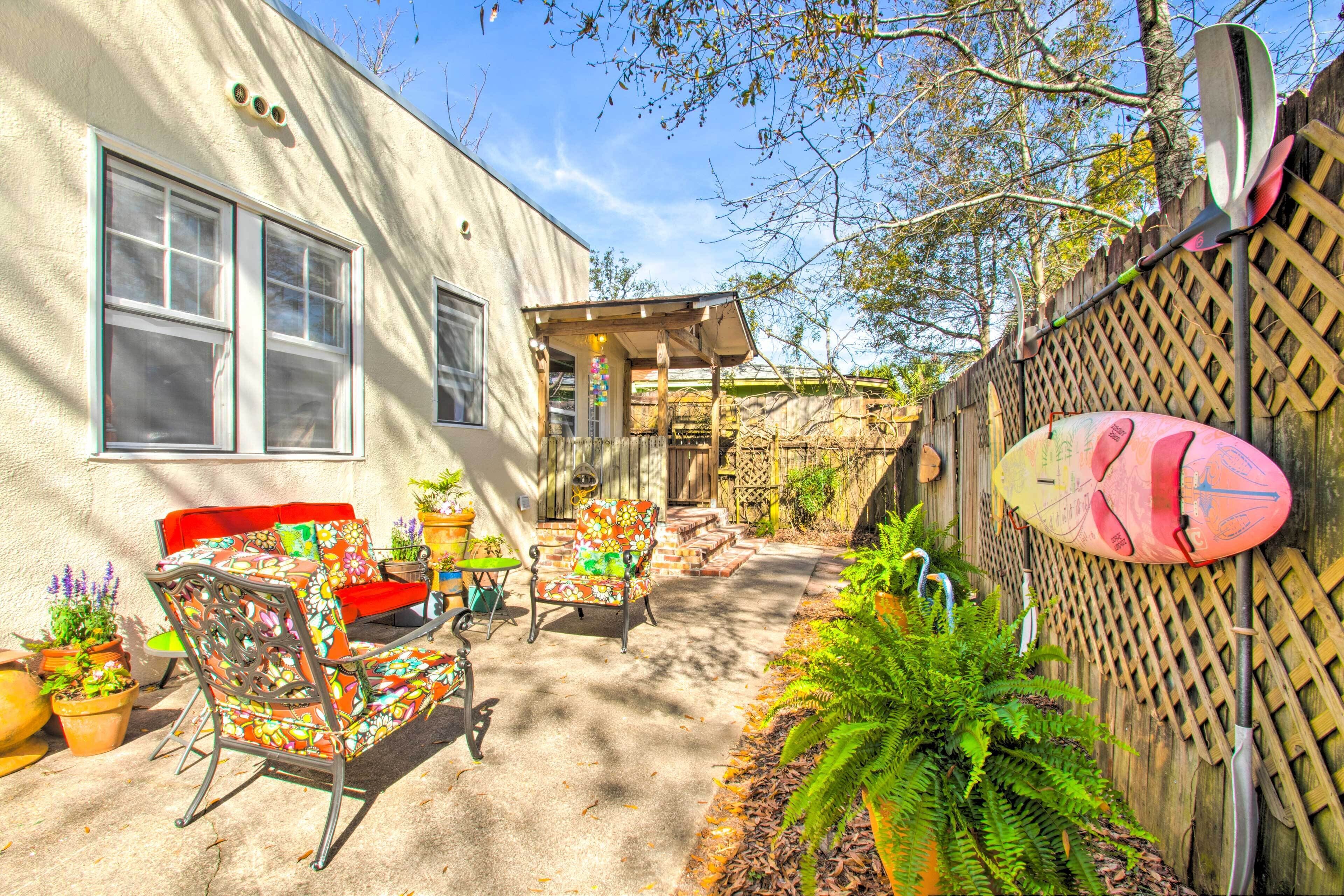 Colorful Pensacola Oasis: 1 Block to Bayview Park!