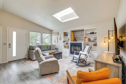 Walk to Seaside Beach: Vacation Rental Cottage!