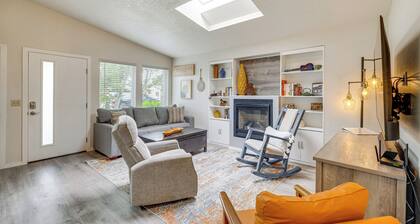 Walk to Seaside Beach: Vacation Rental Cottage!