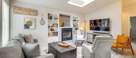 Cottage (2 Bedrooms) | Living area