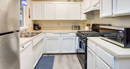 Walk to Seaside Beach: Vacation Rental Cottage!