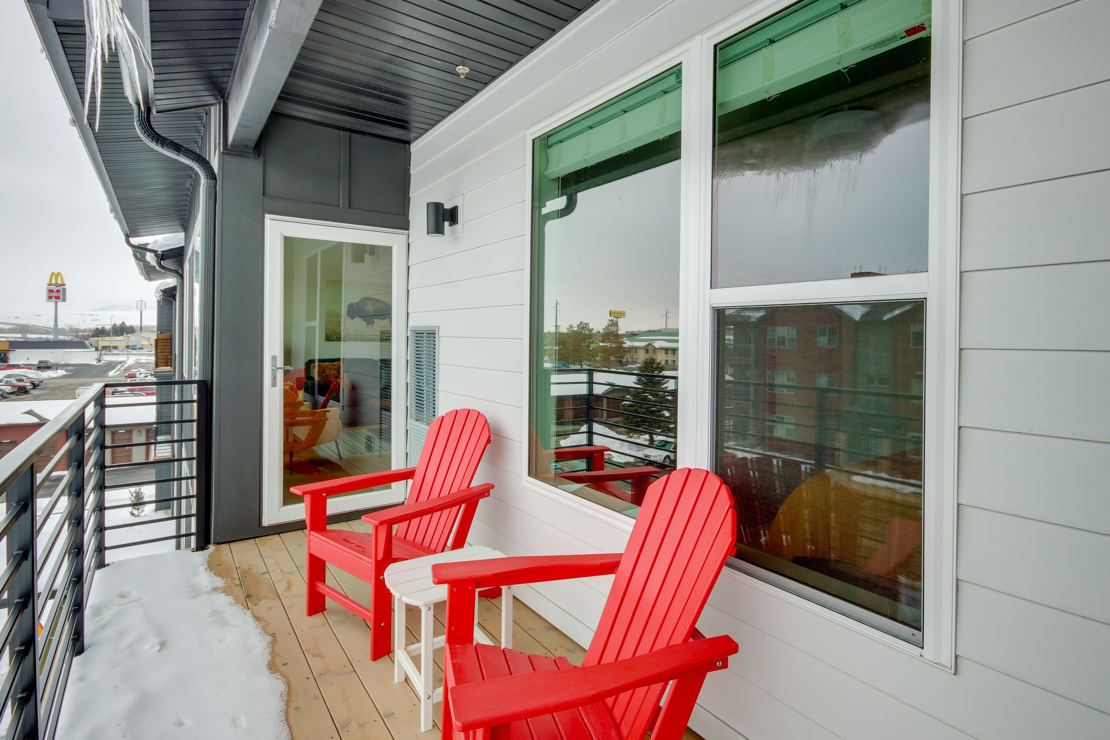 Livingston Condo w/ Balcony - 2 Mi to Downtown!