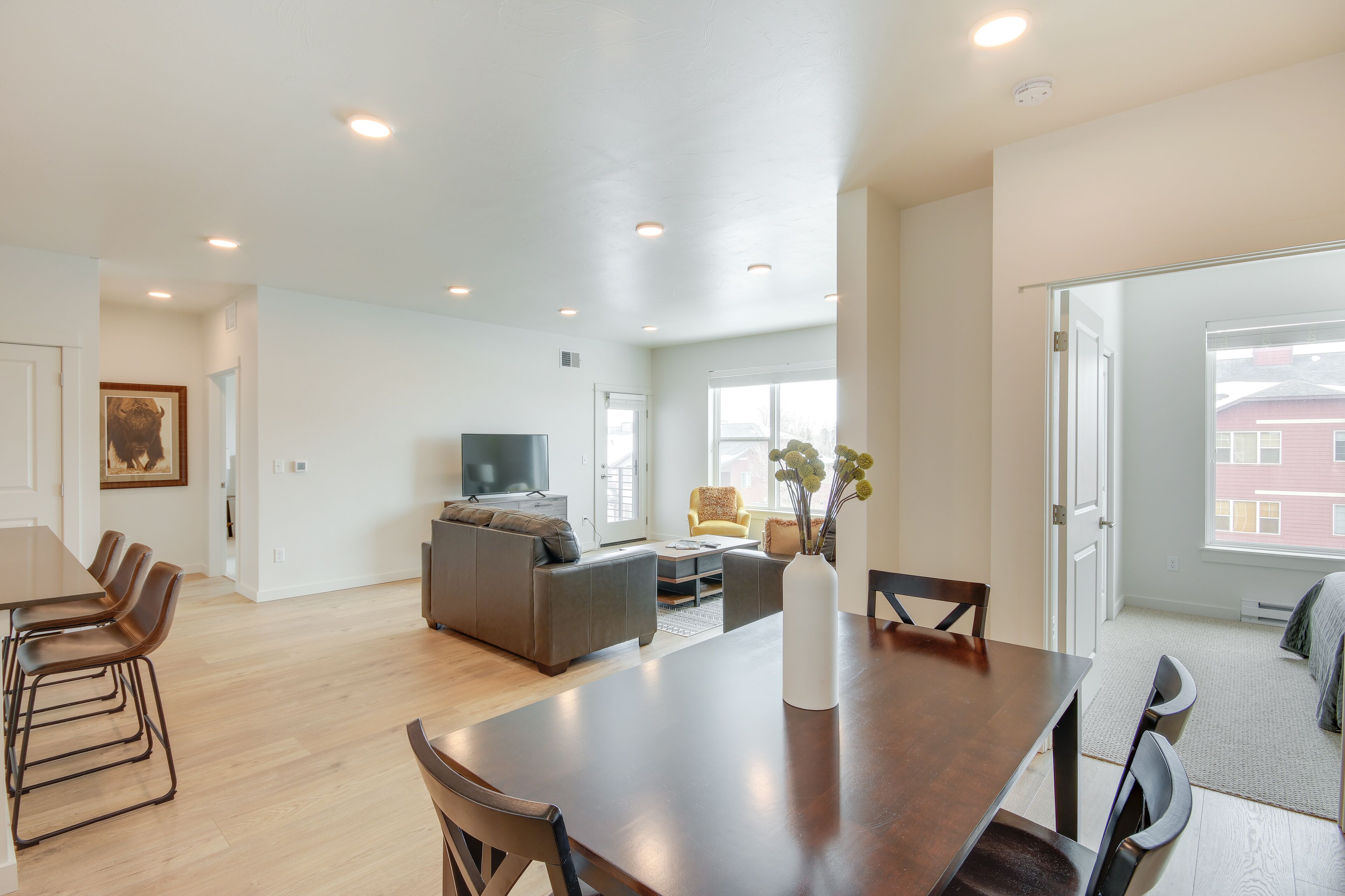 Livingston Condo w/ Balcony - 2 Mi to Downtown!