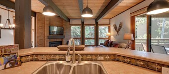 Upscale Condo w/ Balcony < 1/2 Mi to Ski Resort