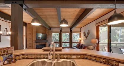 Upscale Condo w/ Balcony < 1/2 Mi to Ski Resort