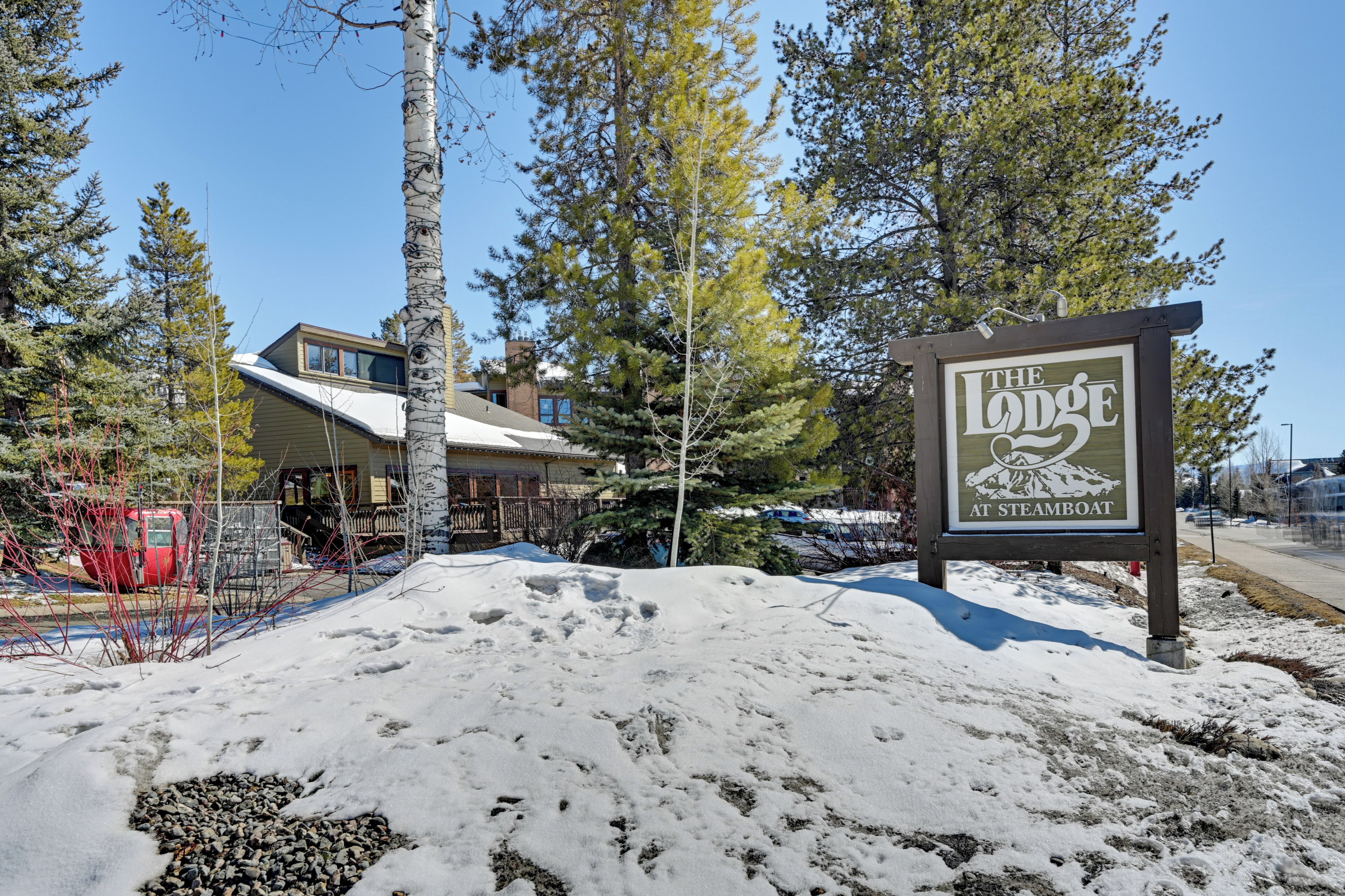 Paisatge cobert de neu amb un senyal que diu "The Lodge at Steamboat".