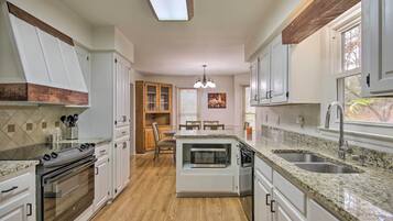 House (3 Bedrooms) | Dapur peribadi | Ketuhar gelombang mikro, ketuhar, dapur, mesin basuh pinggan mangkuk