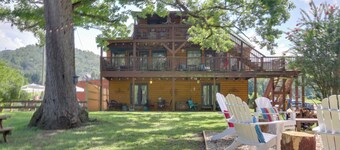 3 Mi to Great Smoky Mtn NP: Riverfront Retreat