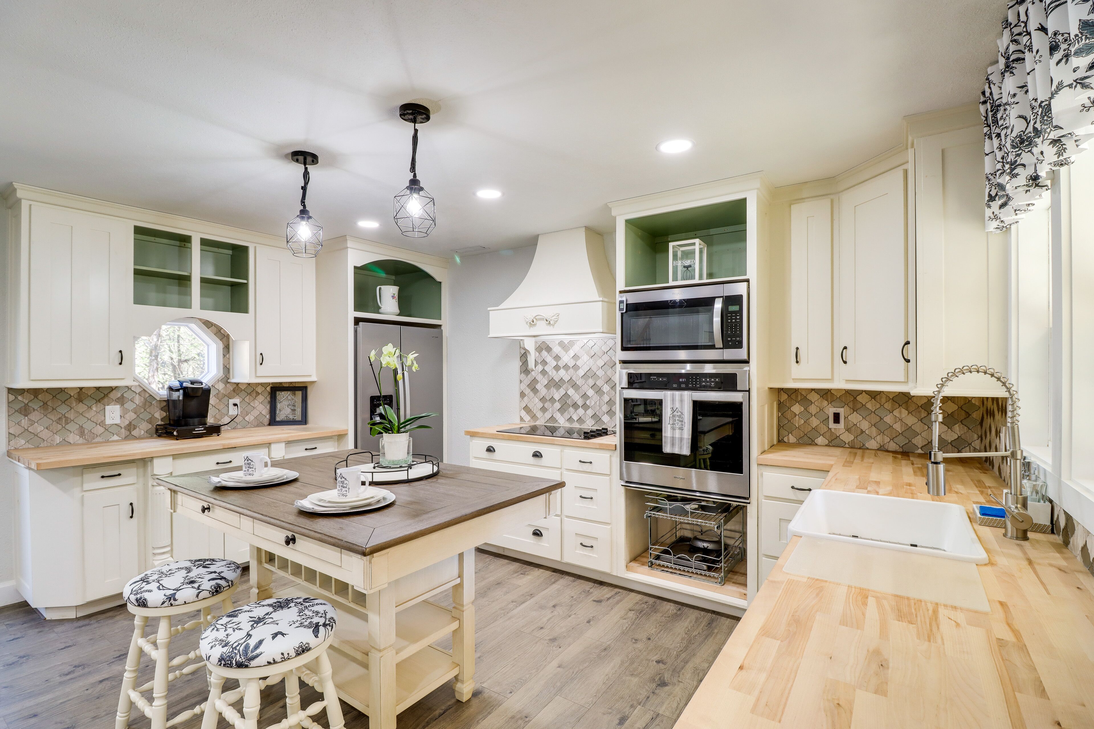 Dreamy Lead Hill Cottage w/ Fire Pit & Hammock!