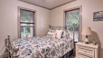 2 bedrooms, laptop workspace, iron/ironing board, bed sheets