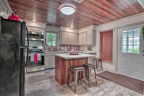 ChaumiÚre (2 Bedrooms) | Cuisine privée | Four à micro-ondes, un four, surface de cuisson, mélangeur