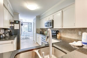 Apartament (3 Bedrooms) | Cuina privada | Microones, forn, placa de cuina i rentaplats