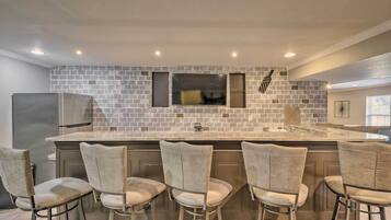 Microwave, cookware/dishes/utensils, ice maker, paper towels