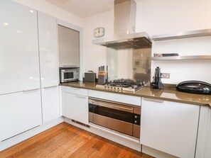 Réfrigérateur, lave-vaisselle, bouilloire électrique, grille-pain