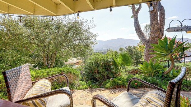 An outdoor seating area with wicker chairs and a view of mountains. - 16 Mi to Beaches & Wineries! Chic Peaceful Retreat (Santa Paula)