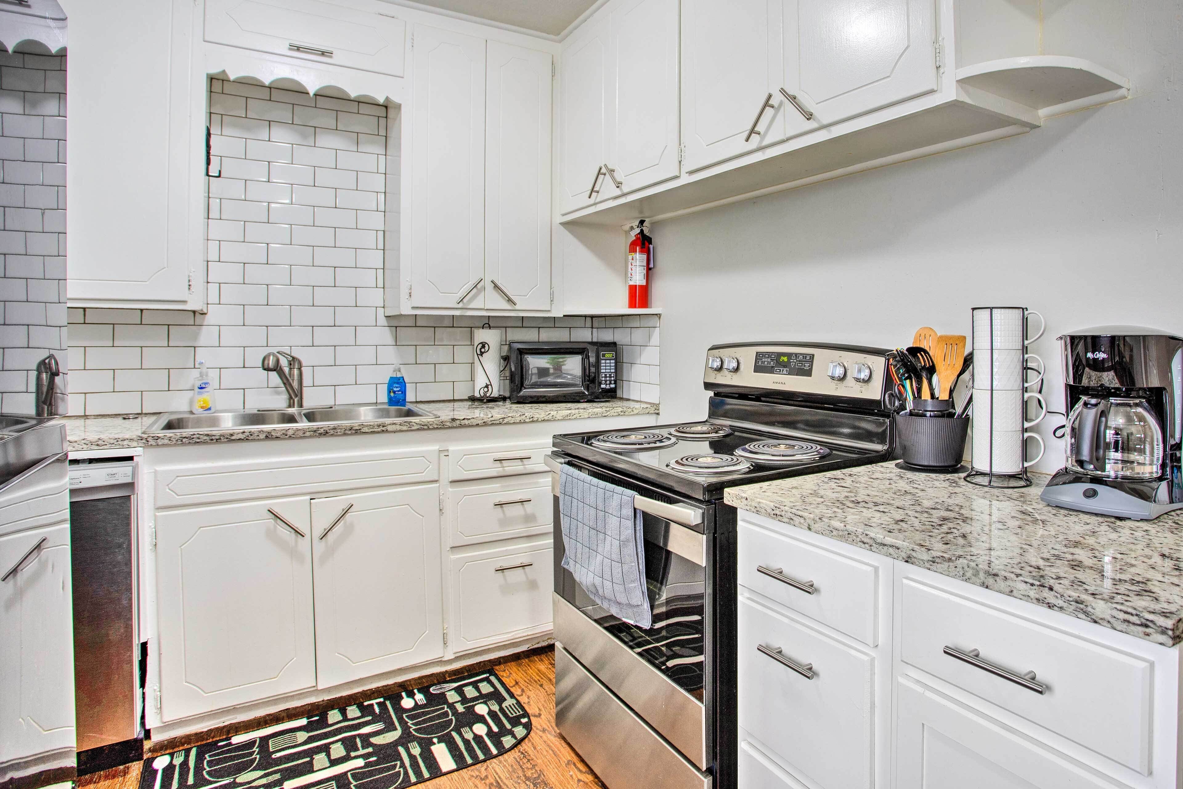 Cozy Bethany Vacation Home - Pets Welcome!