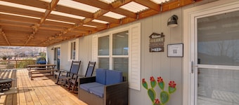 13 Mi to Lake Powell: Mtn-view Home w/ Deck & BBQ