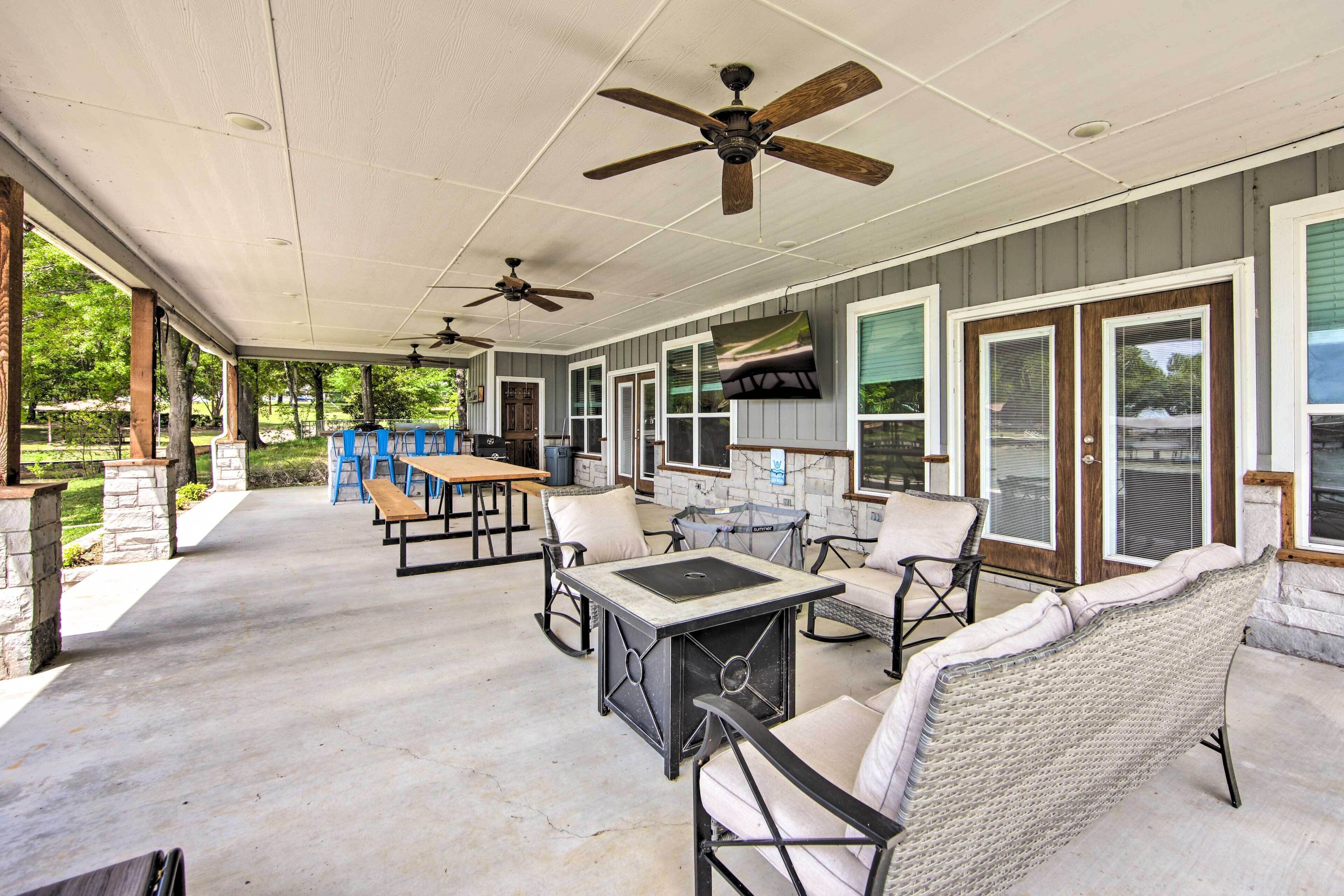 Lakefront Mabank Retreat w/ Dock + Boat House