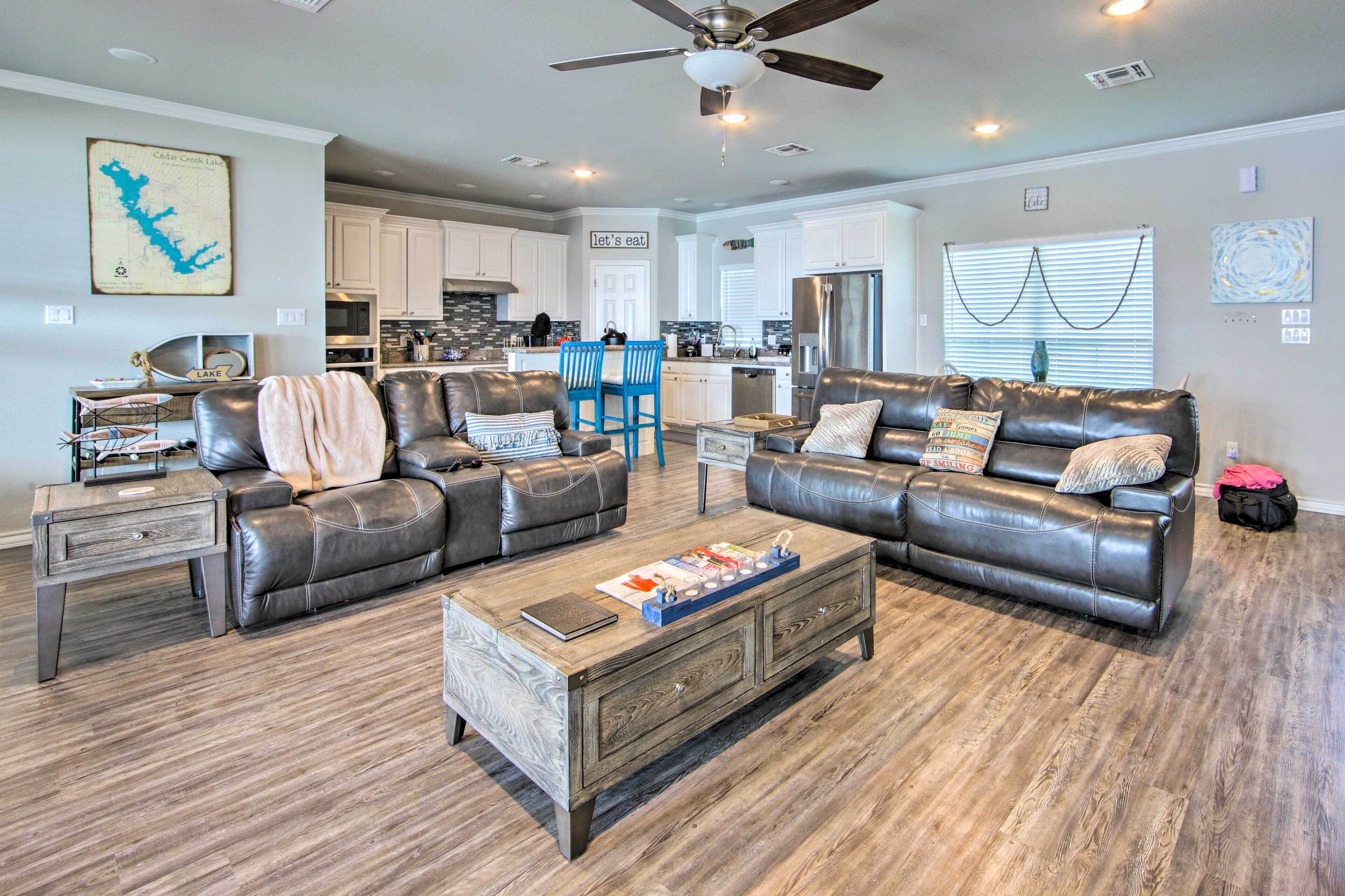 Lakefront Mabank Retreat w/ Dock + Boat House