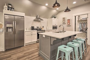 House (3 Bedrooms) | Interior - Chic Farmhouse w/ Creek in Heart of Wine Country! (McMinnville)