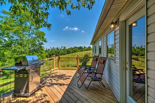 Cottage w/ Deck & Bbq: 2 Mi to Dale Hollow Lake!