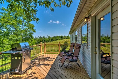 Cottage w/ Deck & Bbq: 2 Mi to Dale Hollow Lake!