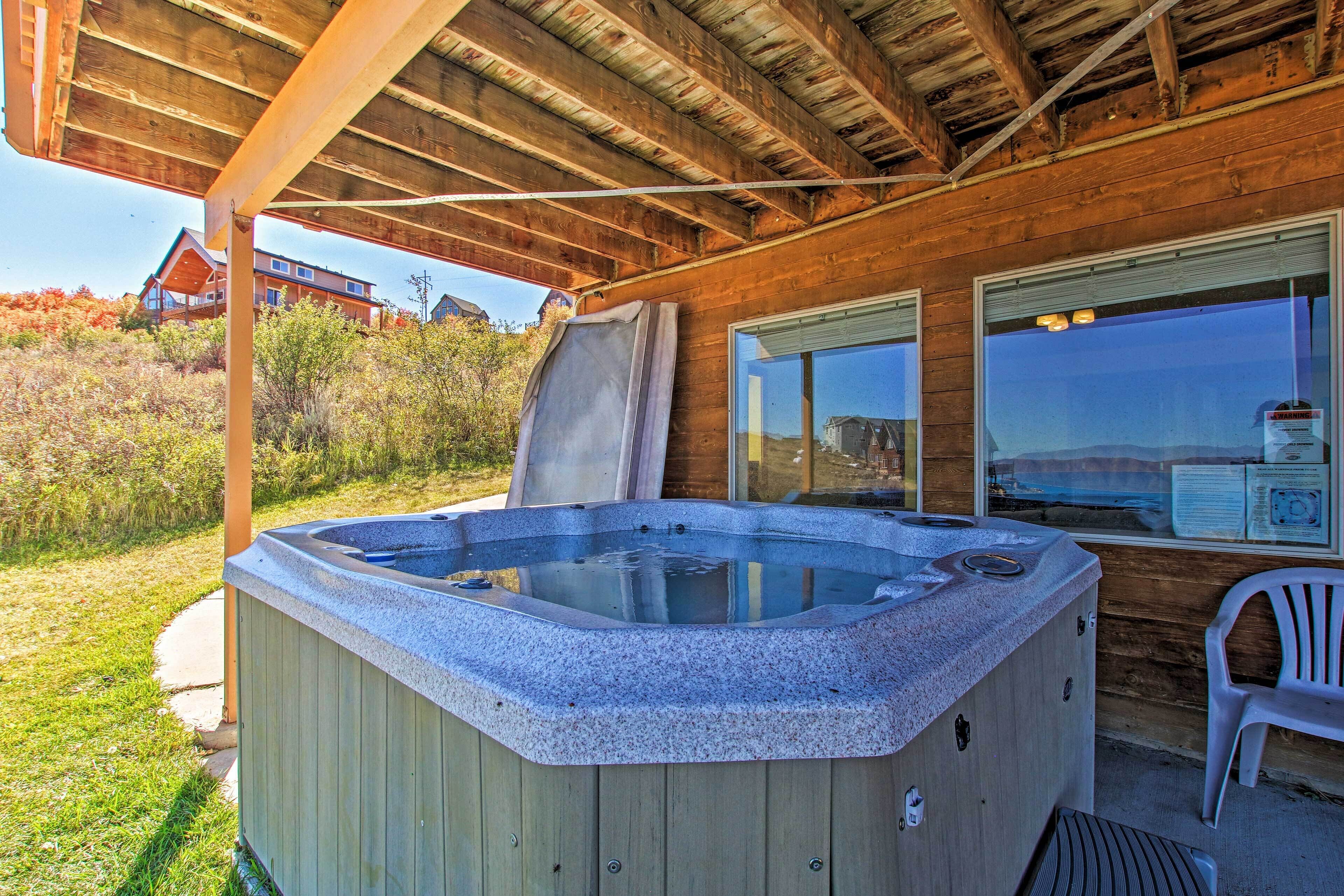 Garden City Lake House: Hot Tub & Views!