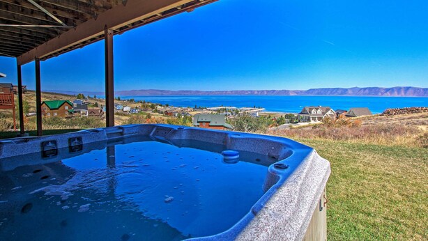 A hot tub with a clear view of a lake and mountains in the background. - Garden City Lake House: Hot Tub & Views! (Garden City)